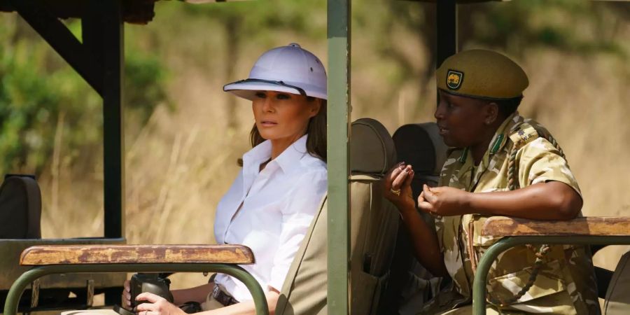 Melania Trump, First Lady der USA, nimmt unter Leitung von Nelly Palmeris (r) an einer Safari im Nairobi Nationalpark teil. Bei ihrer ersten Auslandsreise in ihrer Funktion als First Lady ohne Begleitung des US-Präsidenten wird Melania Trump neben Ghana, Malawi und Kenia auch Ägypten besuchen.