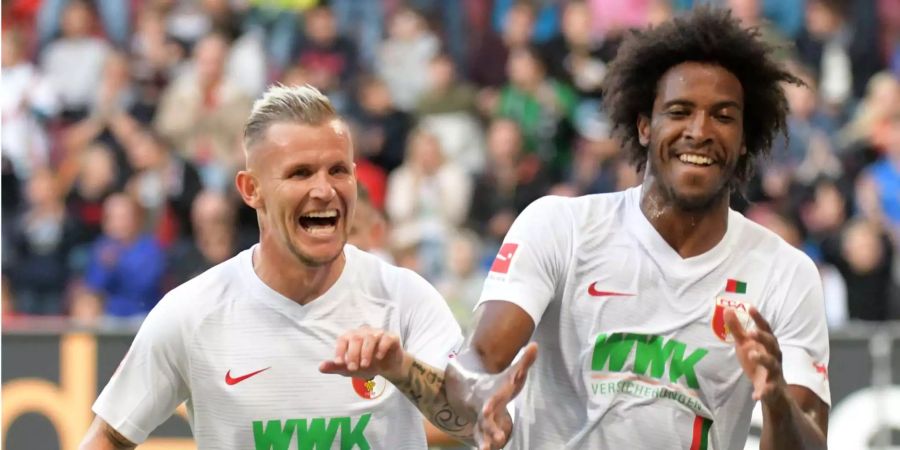 Augsburgs Jonathan Schmid (links) und Torschütze Caiuby jubeln nach dem 1:0.