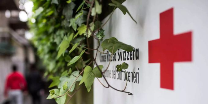 Das Rotkreuz-Logo im Zentrum für unbegleitete, minderjährige Asylbewerber (MNA), am 19. März 2017 in Paradiso, Tessin. Das Rotkreuz-Logo im Zentrum für unbegleitete, minderjährige Asylbewerber (MNA), am 19. März 2017 in Paradiso, Tessin.