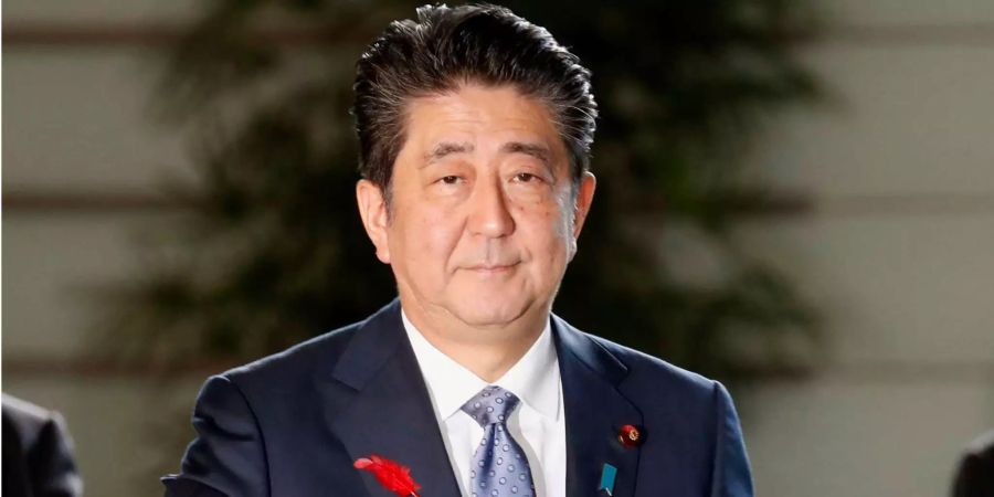 Shinzo Abe, Ministerpräsident von Japan, trifft in seinem Büro ein.