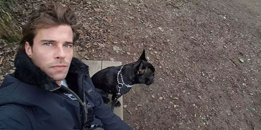 TV-Star Vujo Gavric macht ein Selfie mit einem Hund.