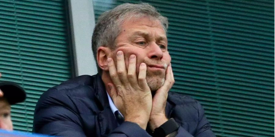 FC-Chelsea-Besitzer Roman Abramowitsch schaut einem Match zu.