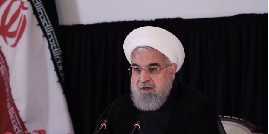 Dieses vom Büro des iranischen Präsidenten zur Verfügung gestellte Bild zeigt Hassan Ruhani, Präsident des Iran, der im Rahmen der 73. Generalversammlung der Vereinten Nationen im UN-Hauptquartier eine Pressekonferenz gibt.