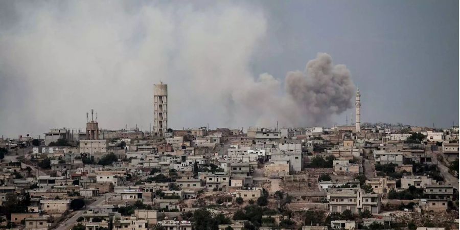 Rauch steigt auf, nachdem eine Bombe in Idlib abgeworfen wurde.