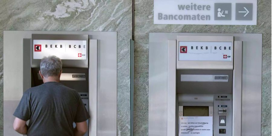 Ein Bancomat der Berner Kantonalbank am Bundesplatz Bern.