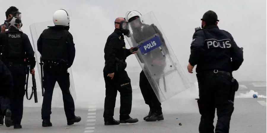 Die türkische Polizei benutzt Tränengas.