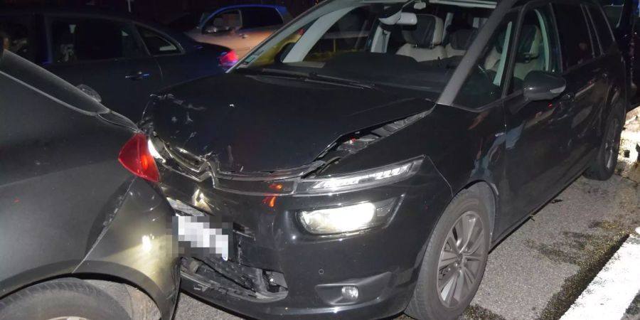 Einige der Fahrzeuge stehen nach dem Unfall auf der Autobahn.