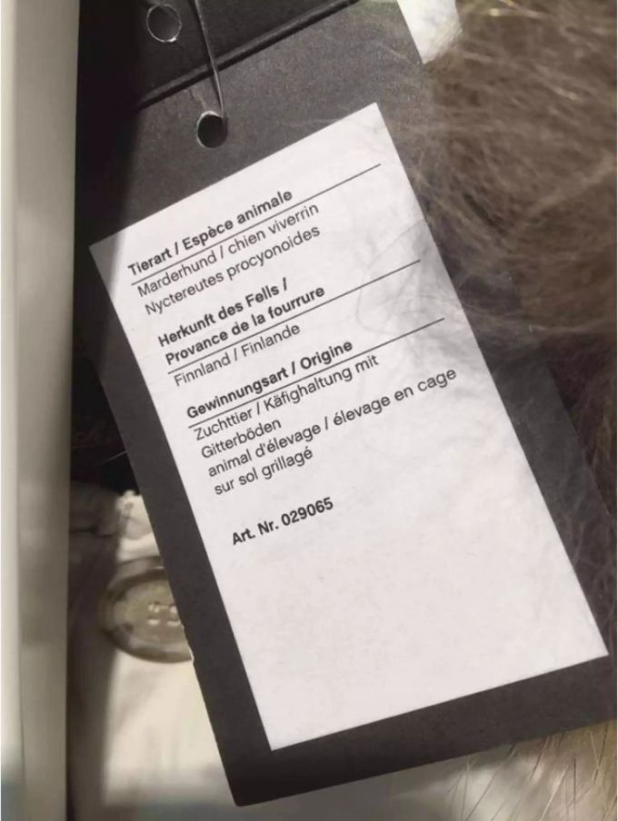Das Etikett der Winterjacke aus dem PKZ gibt Auskunft über die Herkunft des Pelzes. Das Etikett der Winterjacke aus dem PKZ gibt Auskunft über die Herkunft des Pelzes.