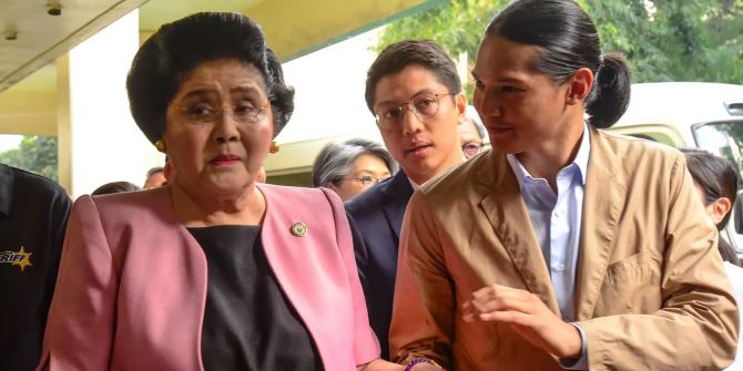 Die ehemalige philipinische «First Lady» auf dem Weg ins Gericht.