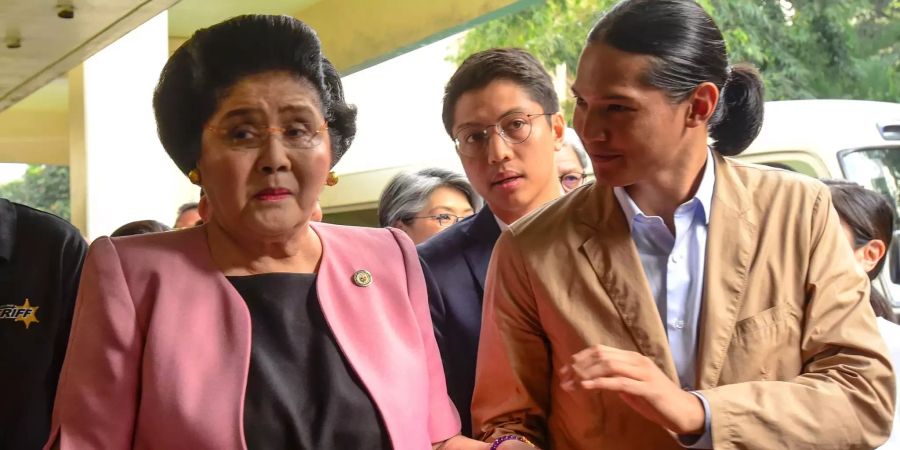 Die ehemalige philipinische «First Lady» auf dem Weg ins Gericht.