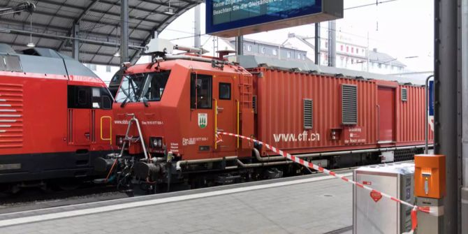 Ein Zug steht nach einem Personenunfall auf einem Gleis im Bahnhof Olten, am Montag, 19. November 2018 in Olten SO.