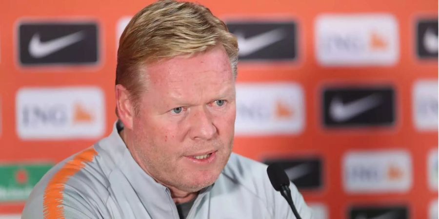 Ronald Koeman, Cheftrainer der Nationalmannschaft der Niederlande, spricht auf einer Pressekonferenz der niederländischen Nationalmannschaft.