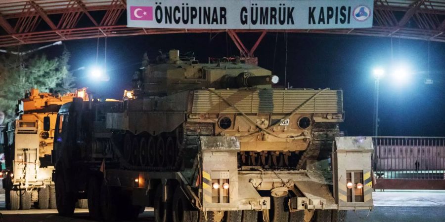 Ein Panzer überquert die türkisch-syrische Grenze.