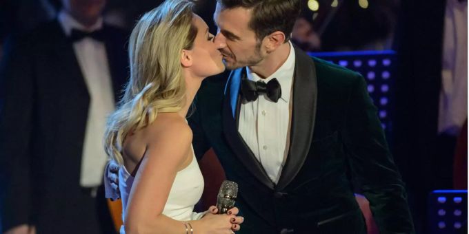 Helene Fischer und Florian Silbereisen küssen sich bei einem Adventsfest 2016. florian silbereisen