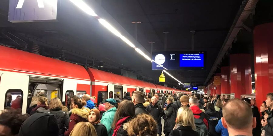 Zahlreiche Menschen warten an einem Hauptbahnhof auf eine S-Bahn, nachdem ein Streik den Zugverkehr lahmgelegt hat.