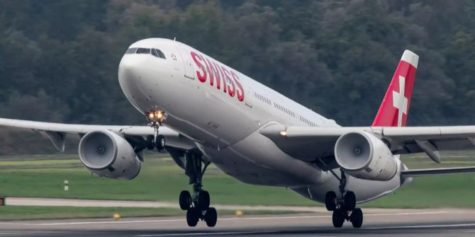 Eine Flugmaschine der Swiss macht sich bereit zum Abflug.