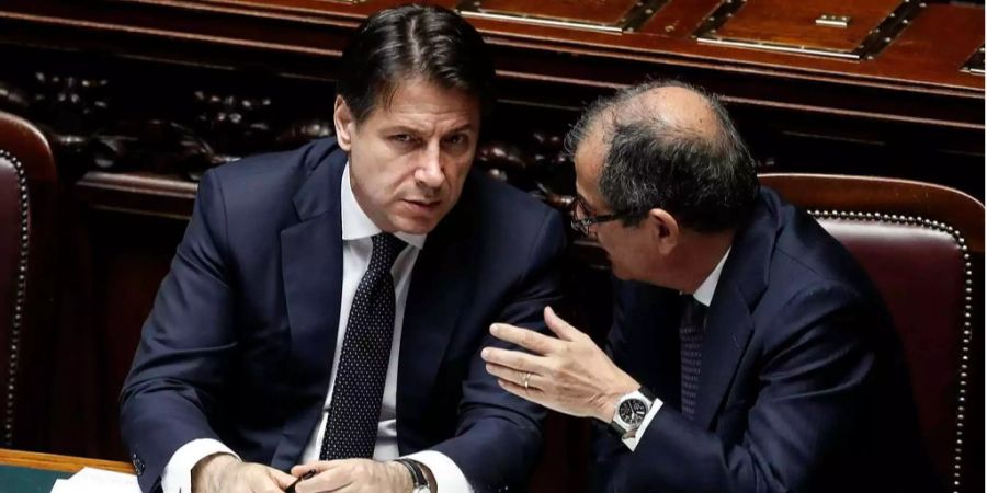 Italiens Premierminister Giuseppe Conte und Wirtschaftsminister Giovanni Tria im Unterhaus.