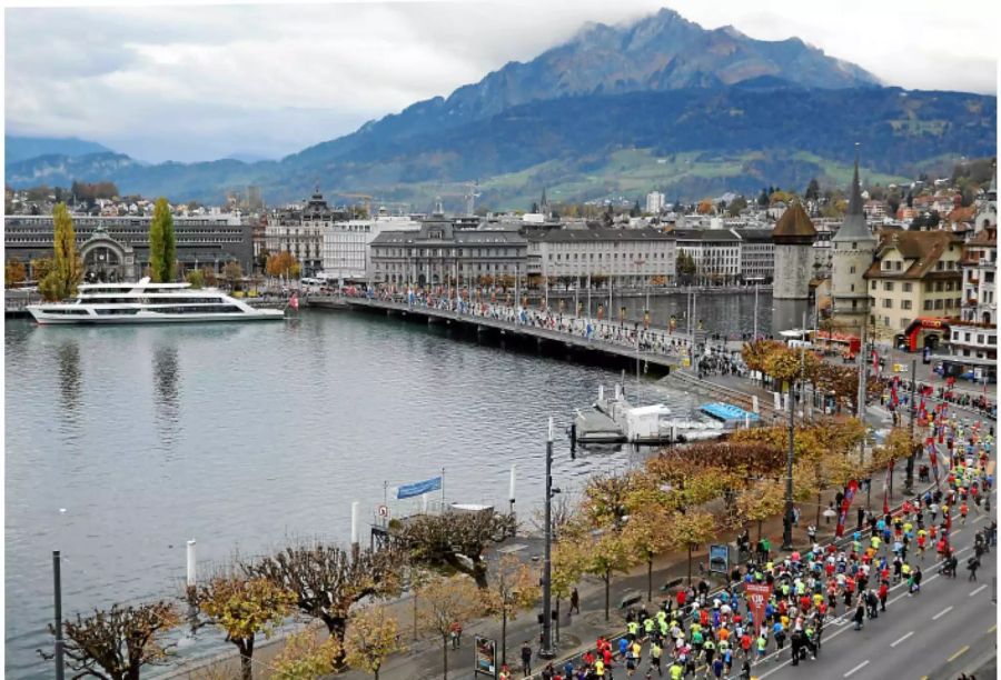 Das Marathonfeld bewegt sich vom Start Richtung Seebrücke am Swiss City Marathon 2017 - zvg