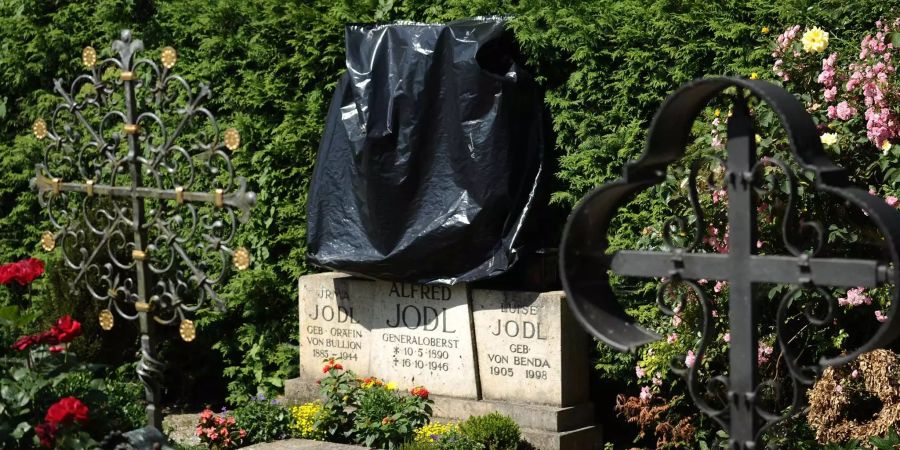 Das Grab von Generaloberst Alfred Jodl ist auf dem Friedhof auf der Fraueninsel im Chiemsee (D) zum Teil mit einer Plane abgedeckt.