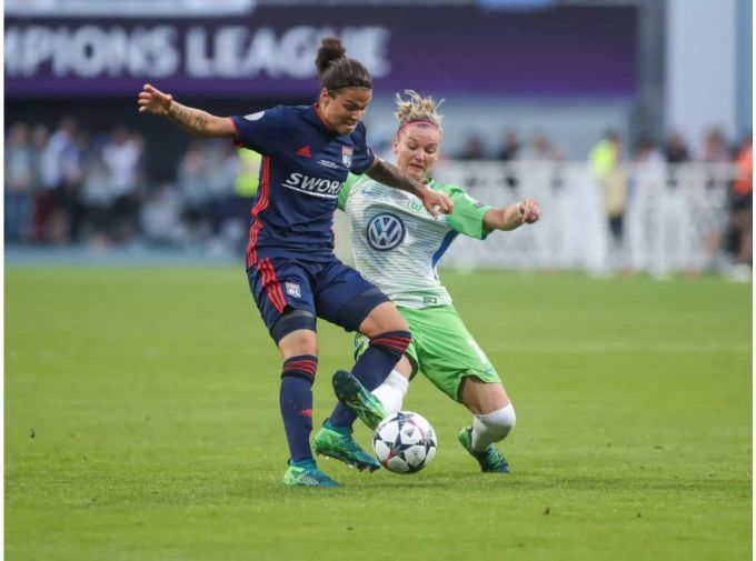 Zwei Frauen spielen Fussball.