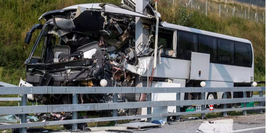 Der verunfallte Reisebus in Sigirino TI.