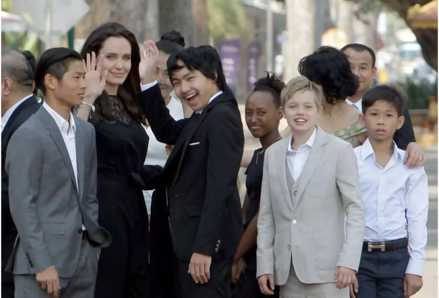 Schauspielerin Angelina Jolie und ihre Kinder besuchen 2017 den König von Kambodscha.