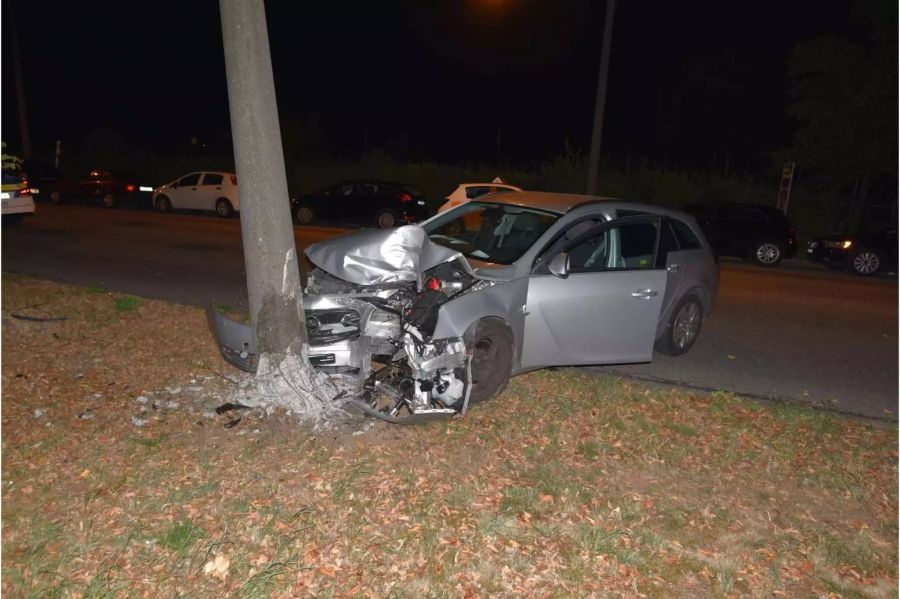 Verunfalltes silbernes Auto frontal gegen einen Baum geprallt mit Totalschaden vorne - zvg Polizei Basel-Stadt