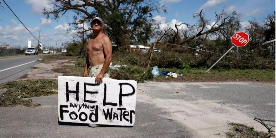 Michael Williams (70) sucht nach Hilfe von den vorbeifahrenden Menschen in Florida.