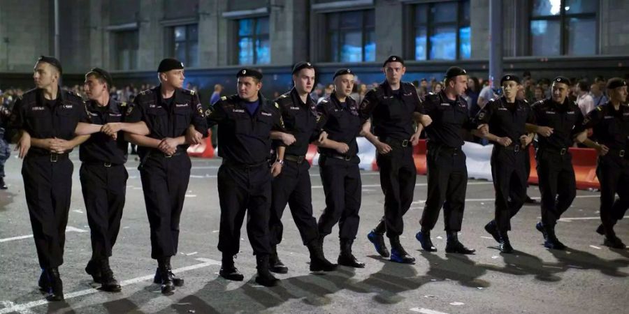 Russische Polizeibeamte bei einem Einsatz an einer Demo in Moskau.