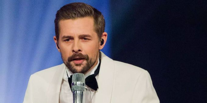 Der Moderator Klaas Heufer-Umlauf spricht bei der Verleihung der 1Live Krone in der Jahrhunderthalle. Der Moderator Klaas Heufer-Umlauf spricht bei der Verleihung der 1Live Krone in der Jahrhunderthalle.