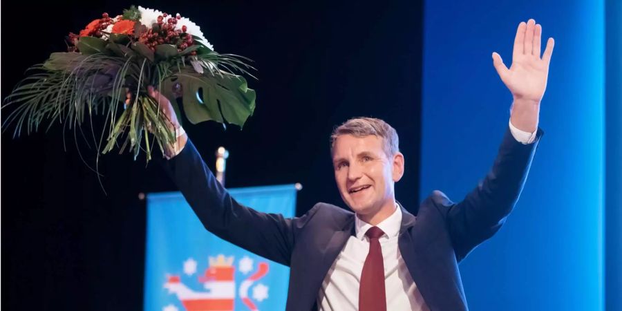 AfD-Landessprecher Björn Höcke freut sich beim Landesparteitag der AfD Thüringen über seine erfolgreiche Wahl zum Spitzenkandidaten für die Landtagswahl 2019.