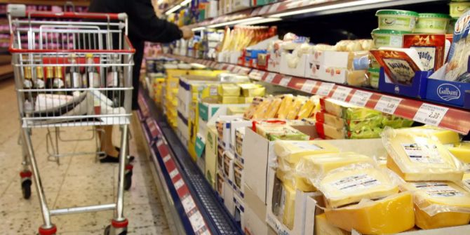 Einkaufswagen neben einem Tiefkühlgestell