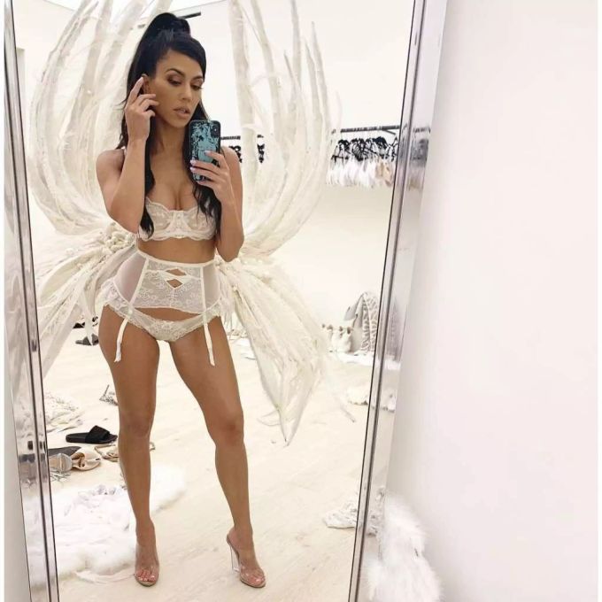 Kourtney Kardashian schiesst von sich im Engels-Kostüm ein Selfie. Koutney Kardashian