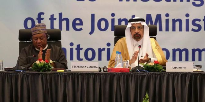 Opec-Generalsekretär Mohammed Barkindo (l.) und der Khalid al-Falih (r.), Energieminister von Saudi-Arabien, sprechen bei einer Pressekonferenz in Algier.