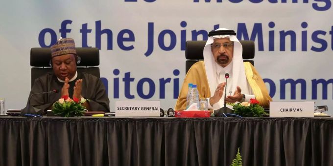 Die Opec will die Förderungsmenge von Öl senken, damit die zuletzt gesunken Preise wieder steigen. Opec-Generalsekretär Mohammed Barkindo (l.) und der Khalid al-Falih (r.), Energieminister von Saudi-Arabien, sprechen bei einer Pressekonferenz in Algier.