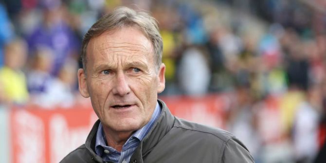 Hans-Joachim Watzke am Spielfeldrand.