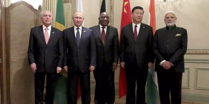Die Führer der grössten Entwicklungsländer stehen für ein Gruppenfoto während des BRICS Treffens am Rande des G20-Gipfels zusammen. putin südafrika