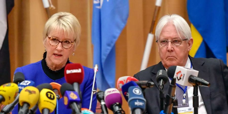 Margot Wallström (l), Aussenministerin von Schweden, und Martin Griffiths, UN-Sondergesandter für den Jemen, nehmen an der Eröffnungspressekonferenz der Jemen-Gespräche teil.