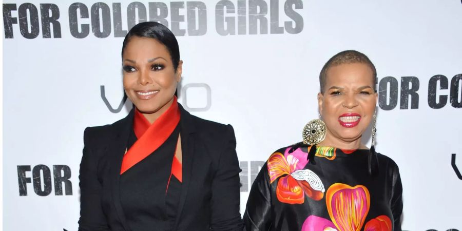 Schauspielerin Janet jackson (l.) mit Dramatikerin Ntozake Shange bei der Sonderaufführung von «For Colored Girls» in New York.