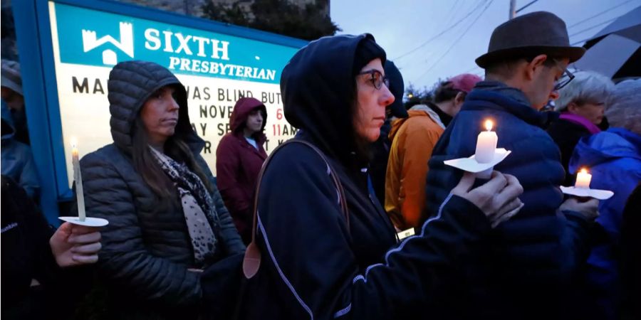 Trauernde versammeln sich nach dem Anschlag auf eine US-Synagoge.