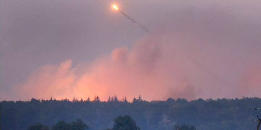 Die Explosion im Munitionslager im Westen Kiews von der Ferne.