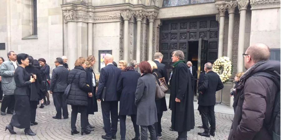 Hunderte Trauergäste strömten ins Grossmünster um Beat Richner an der öffentlichen Gedenkfeier die letzte Ehre zu erweisen.