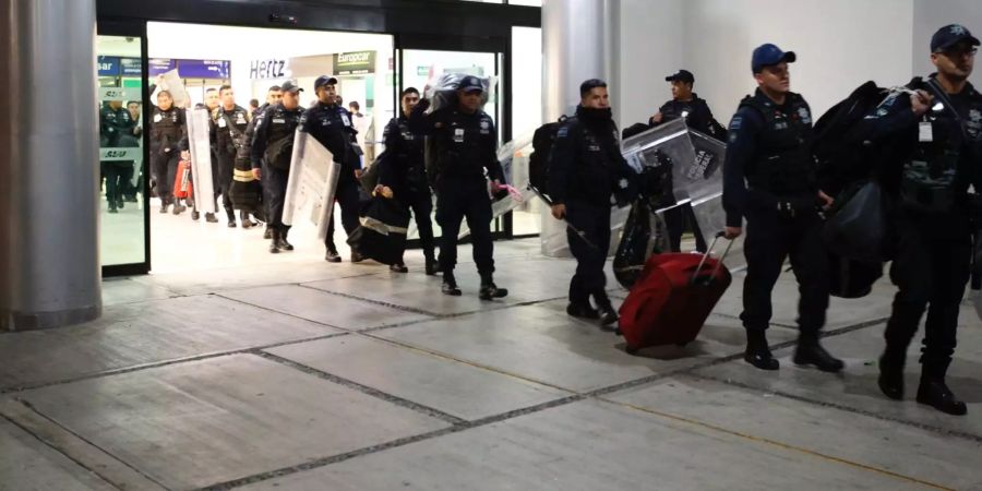 Mitglieder der Bundespolizei kommen am Flughafen an. (Symbolbild)