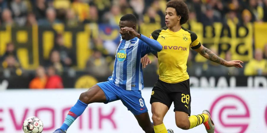 Axel Witsel (rechts) von Borussia Dortmund im Zweikampf mit Salomon Kalou von Hertha Berlin.