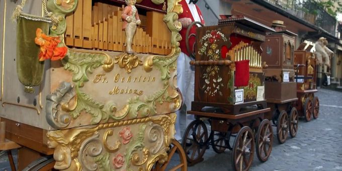 Das Opfer betrieb in Lichtensteig SG ein Museum für mechanische Musikgeräte, in dem er eine grosse Sammlung an Drehorgeln und Spieldosen präsentierte. Drehorgeln am Drehorgelfestival in Thun BE.