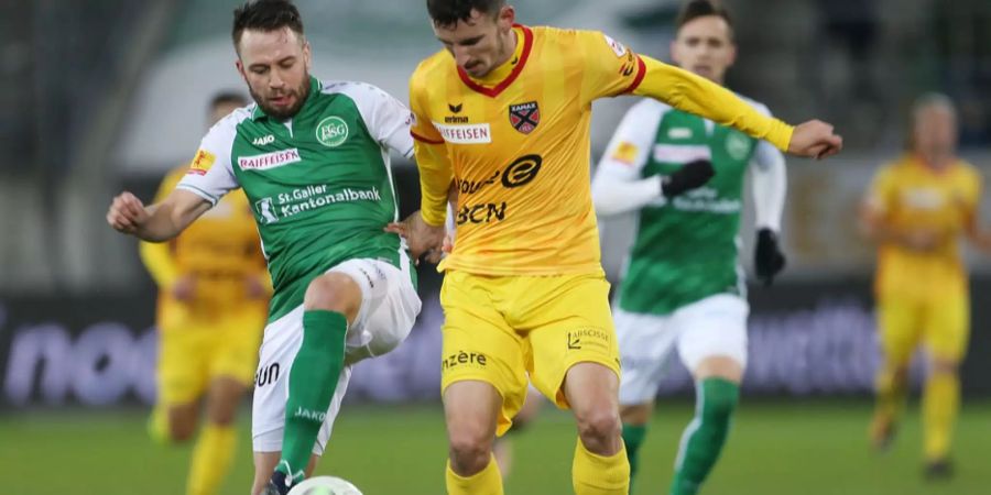 Andreas Wittwer kämpft mit Samir Ramizi um den Ball.