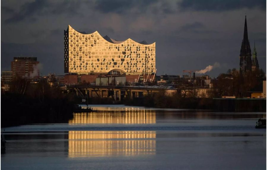 Hamburg: Golden spiegelt sich die Sonne in Hamburg in den Scheiben der Elbphilharmonie von den Schweizer Architekten.