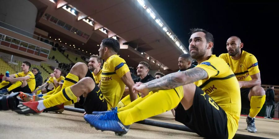 Die BVB-Spieler sitzen nach dem Spiel vor den Fans