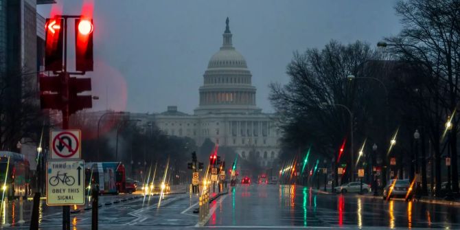 Blick auf das Kapitol in Washington im Regen.