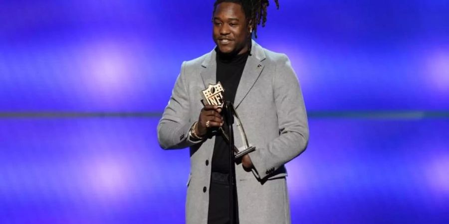 Shaquem Griffin von den Seattle Seahawks nimmt den Game Changer Award entgegen. Foto: Paul Abell/NFL/Invision/AP